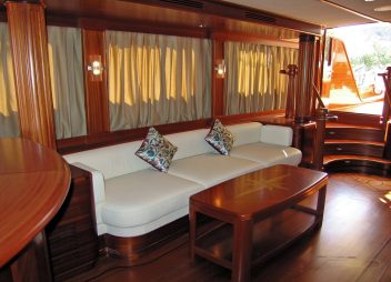 private yacht charter Kaya Guneri V saloon
