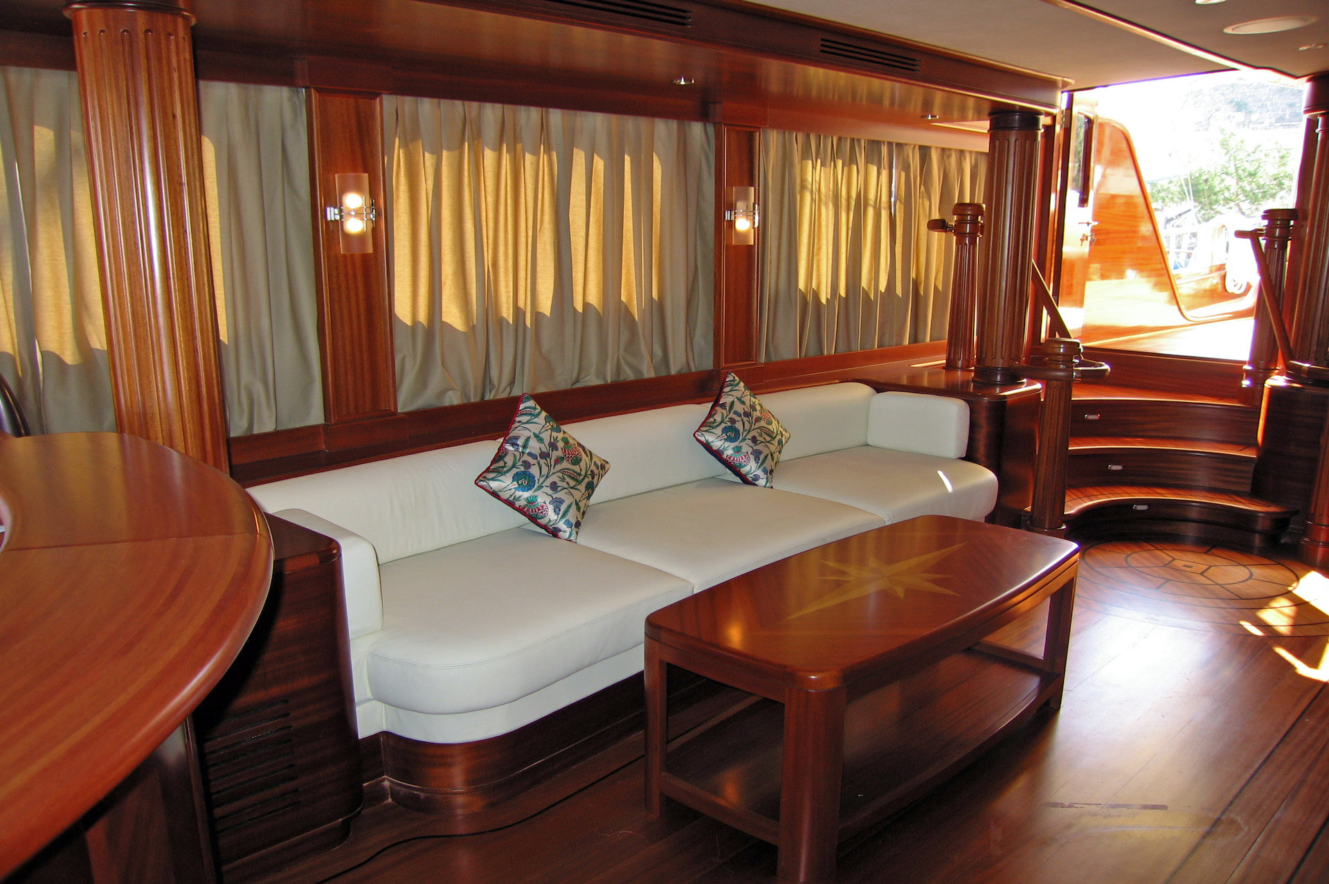 private yacht charter Kaya Guneri V saloon