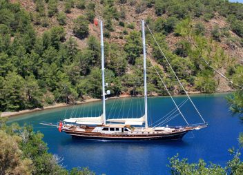 yacht charter Kaya Guneri V anchor