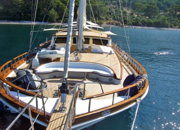 yacht charter Kaya Guneri V deck