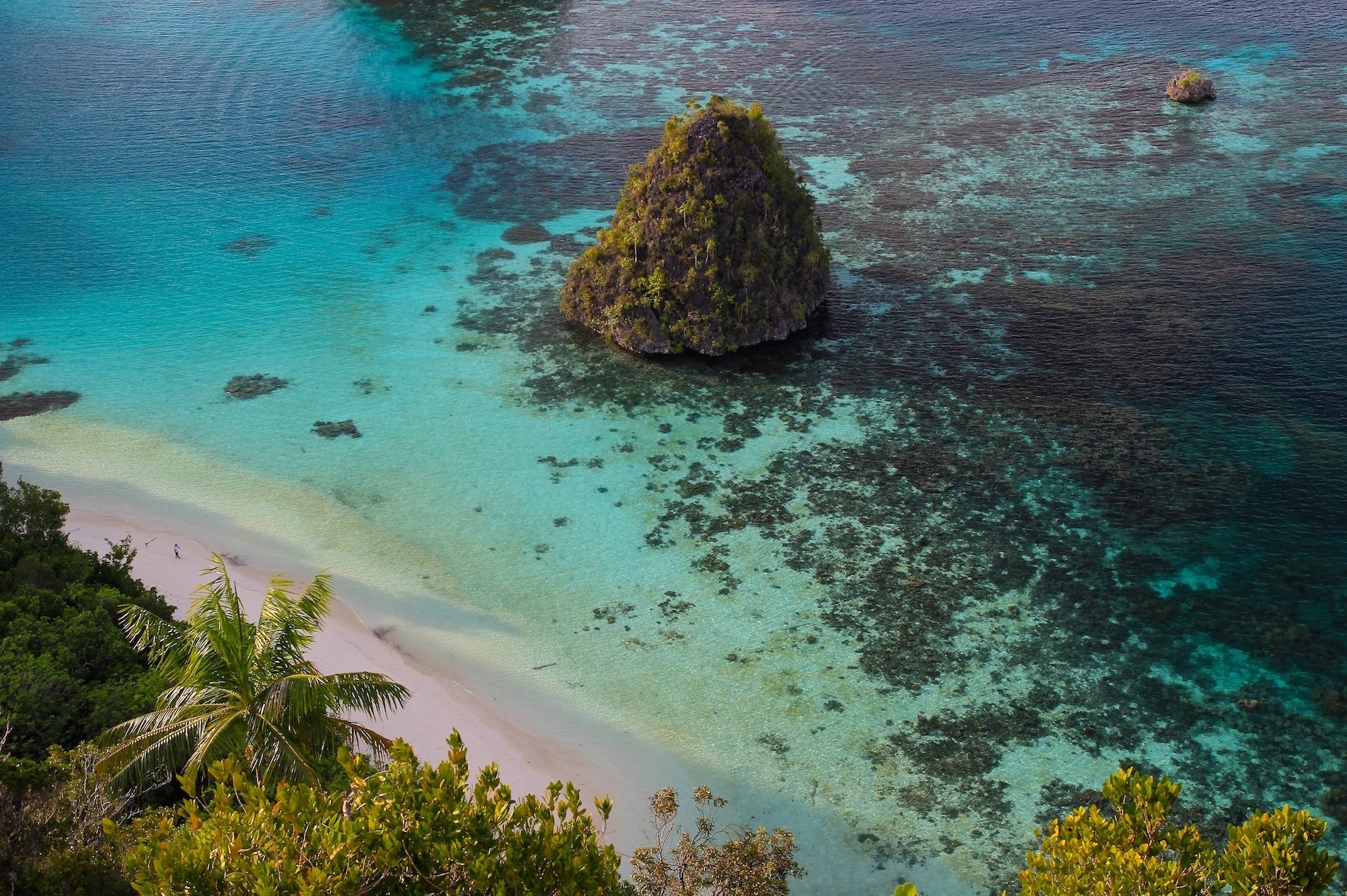 yacht charter Indonesia Raja Ampat