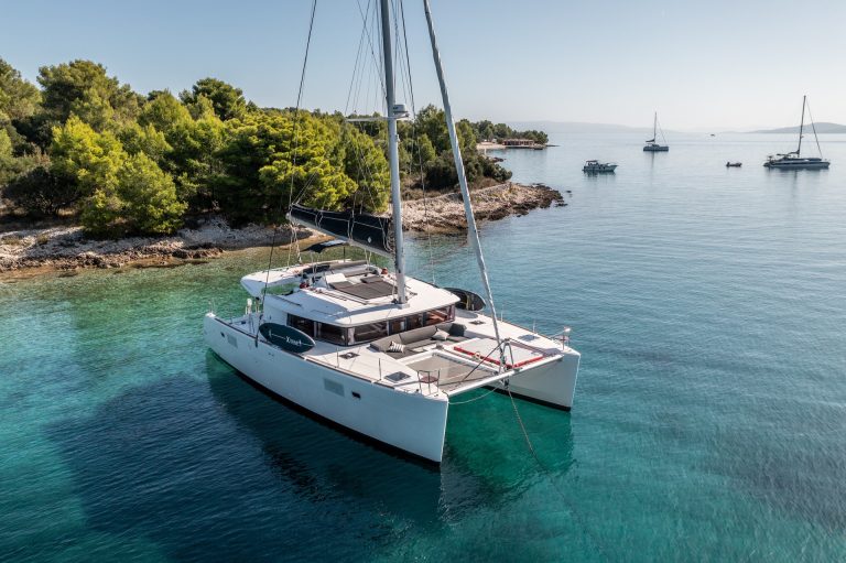 yacht charter catamaran Falco