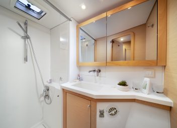 yacht charter Falco bathroom