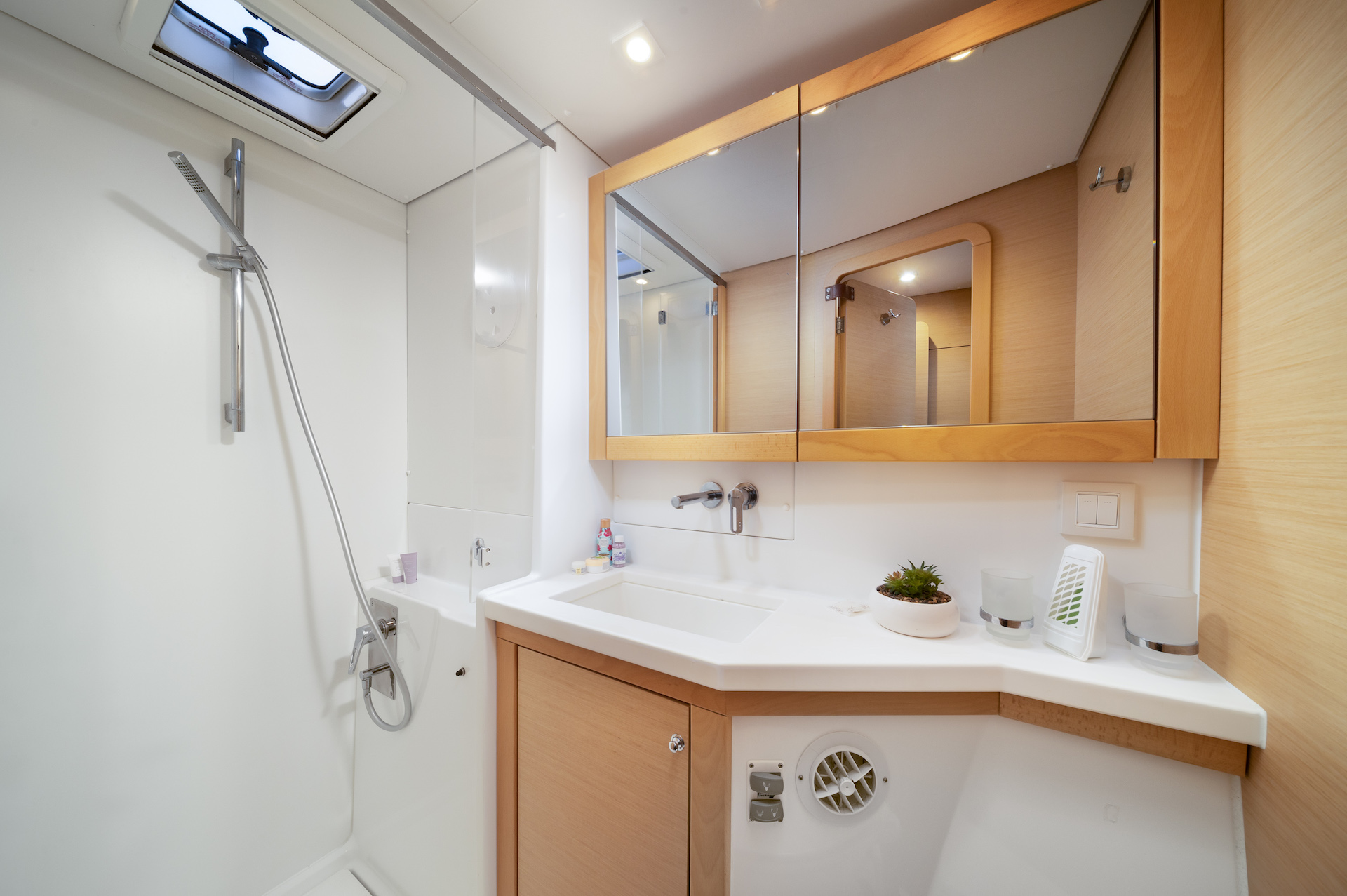 yacht charter Falco bathroom