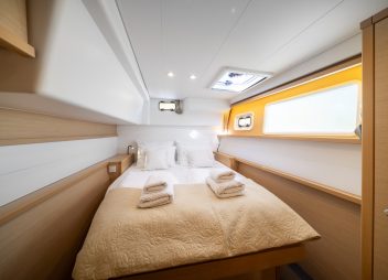 yacht charter Falco guest cabin