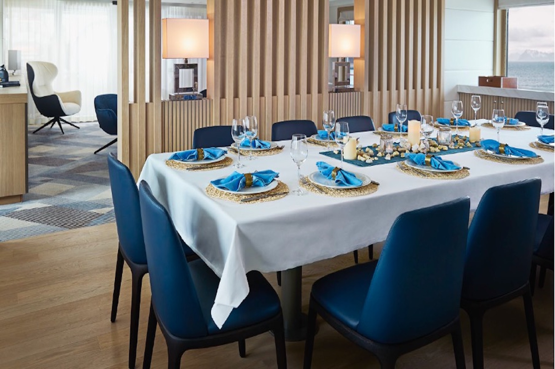 yacht charter Hanse Explorer dining
