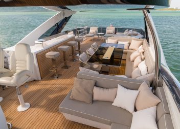 luxury yacht charter The Peddler flybridge