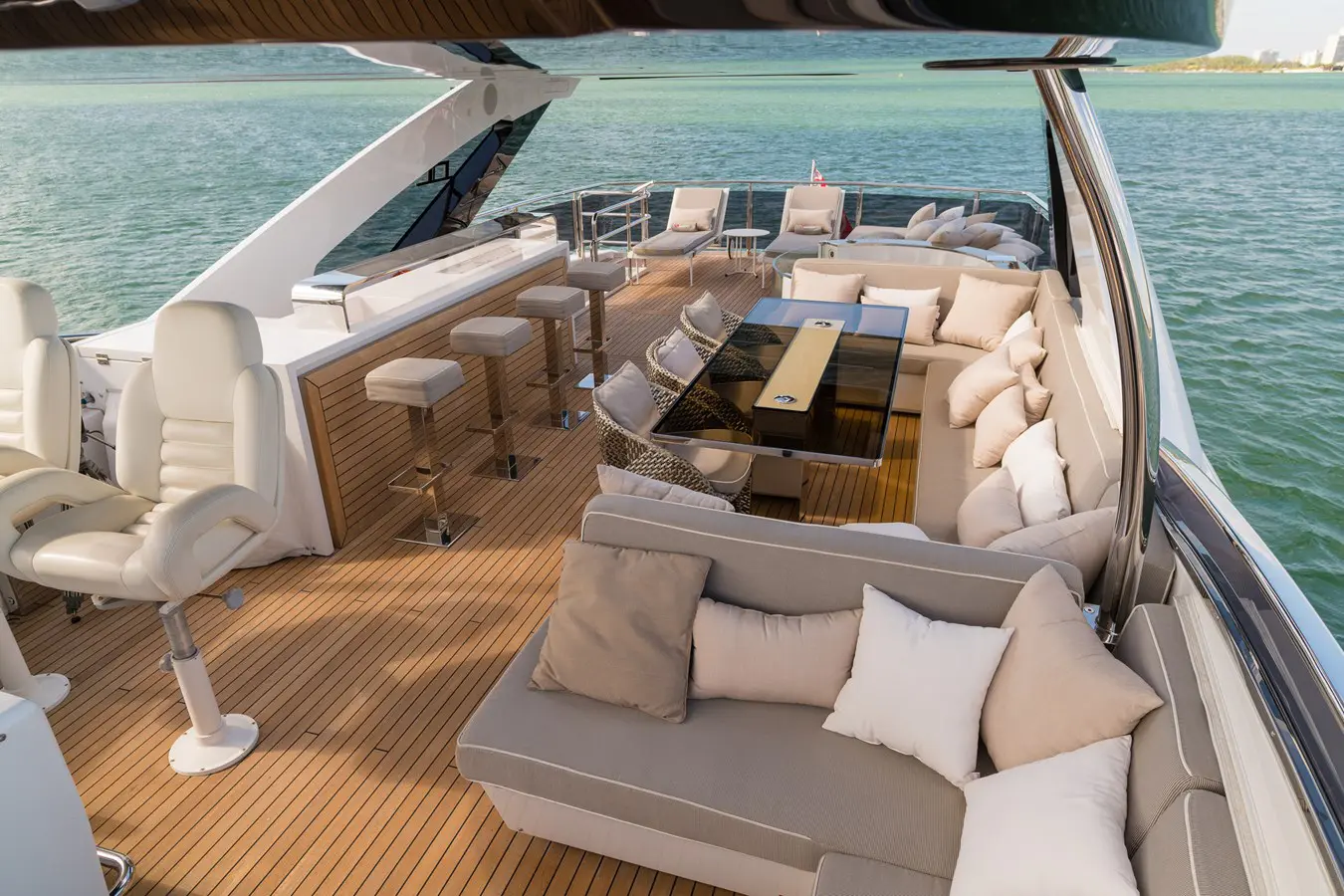 luxury yacht charter The Peddler flybridge