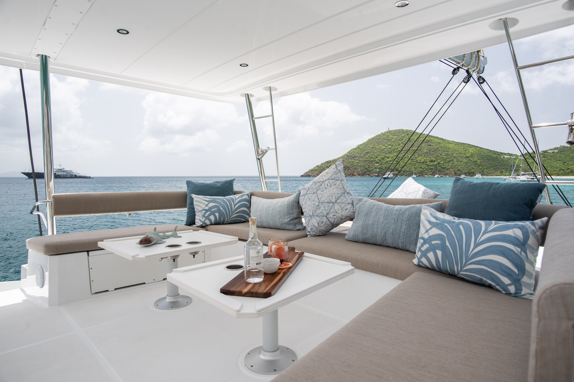 yacht charter Atlas flybridge