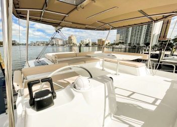 yacht charter Koru flybridge