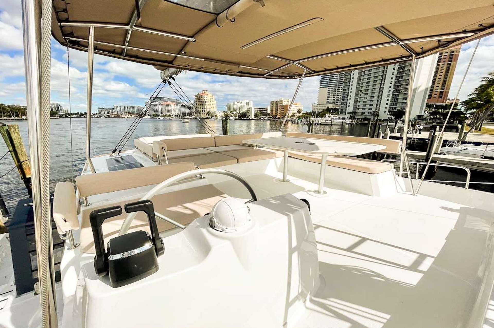 yacht charter Koru flybridge