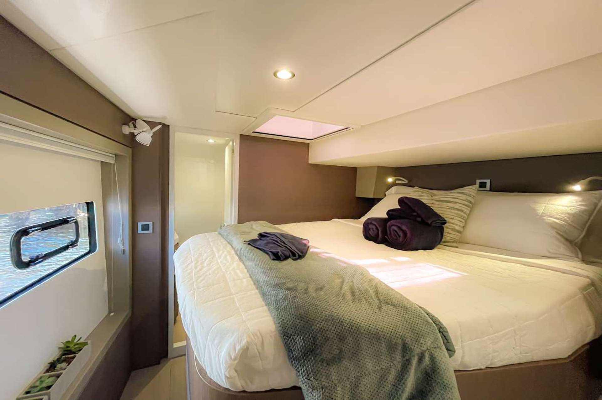 yacht charter Koru guest cabin