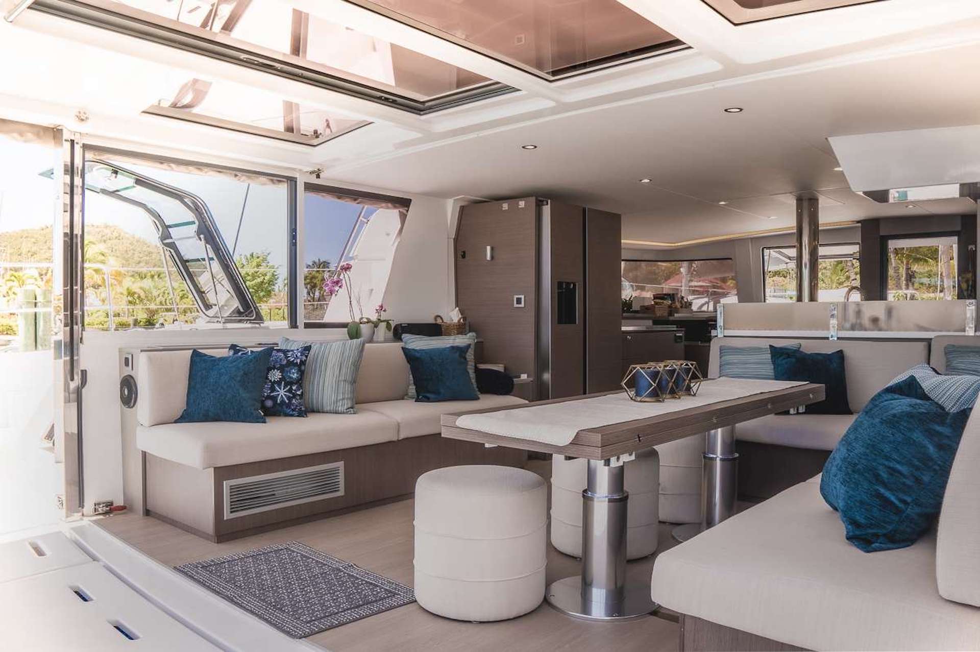 yacht charter Koru living area