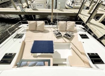 yacht charter Koru seating