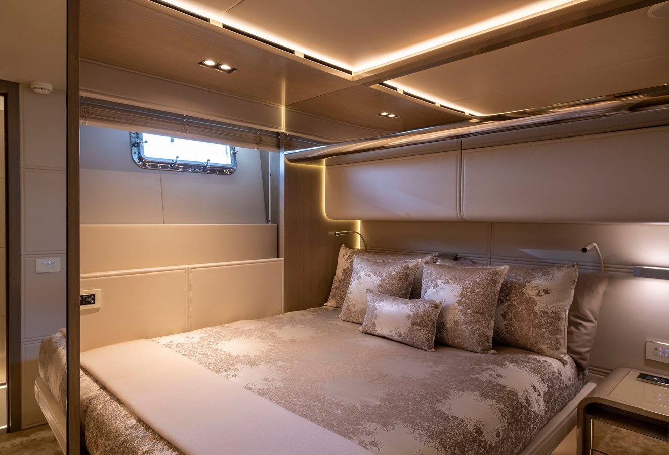 yacht charter queen convertible cabin The Peddler