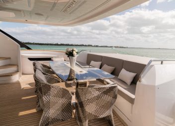 yacht charter The Peddler aft deck dining