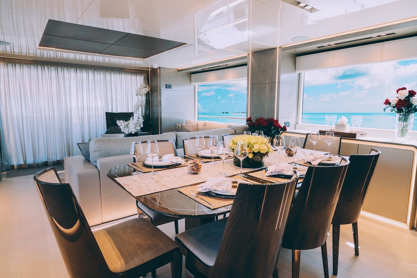 yacht charter The Peddler dining