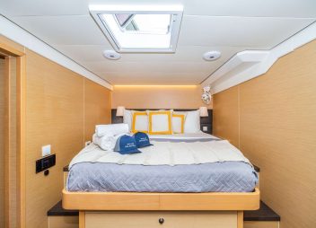 yacht charter Valentina guest cabin