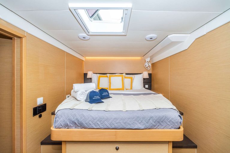 yacht charter Valentina guest cabin