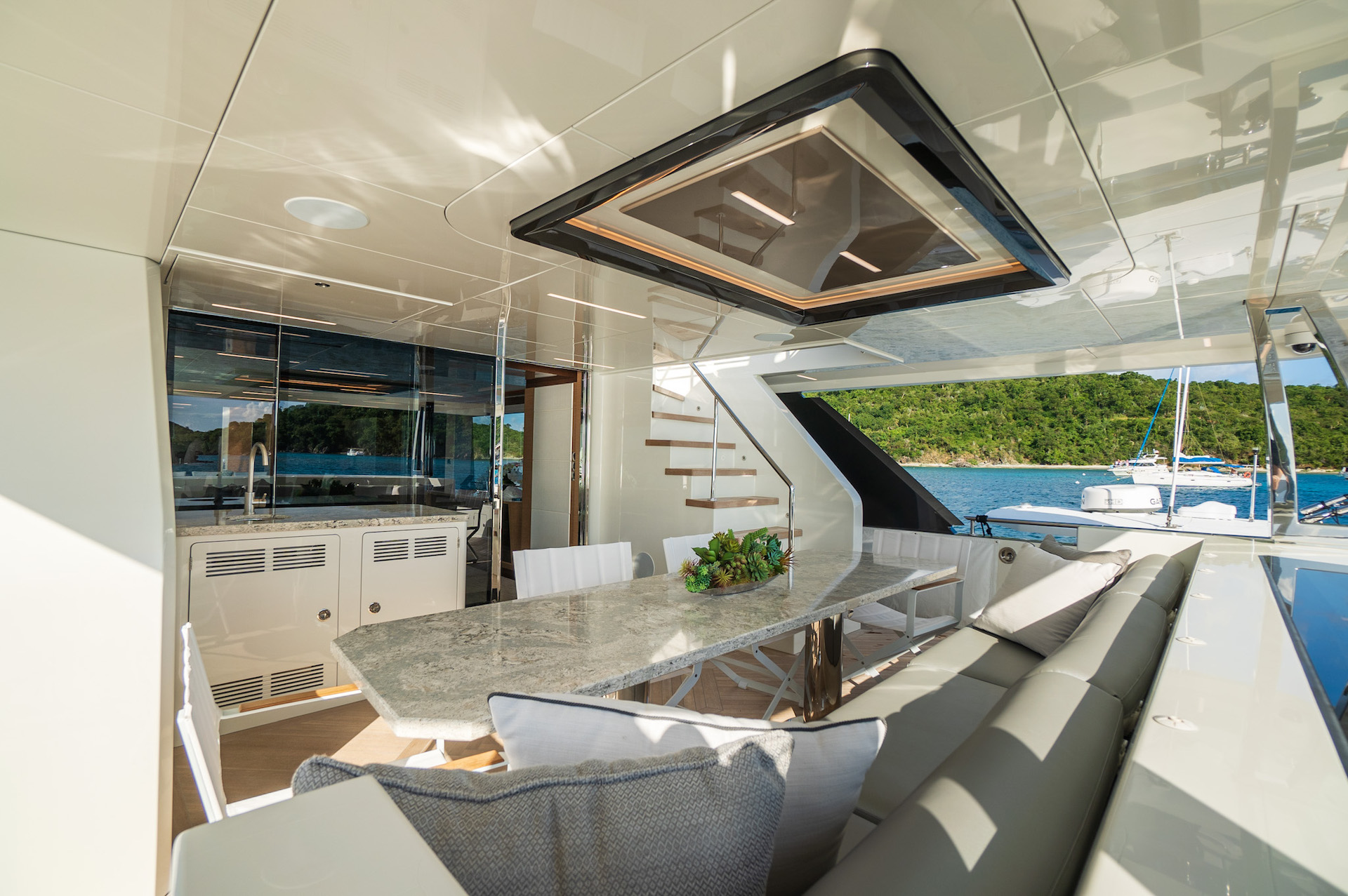 luxury yach charter Chillaxin aft dining