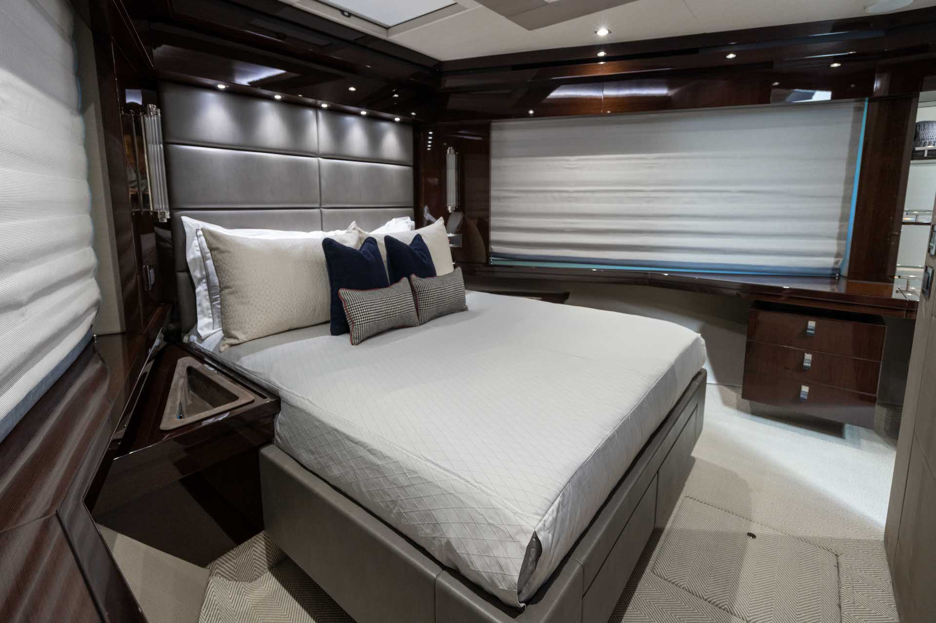 luxury yacht charter vip cabin Synergy