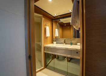 motor yacht charter Chillaxin bathroom