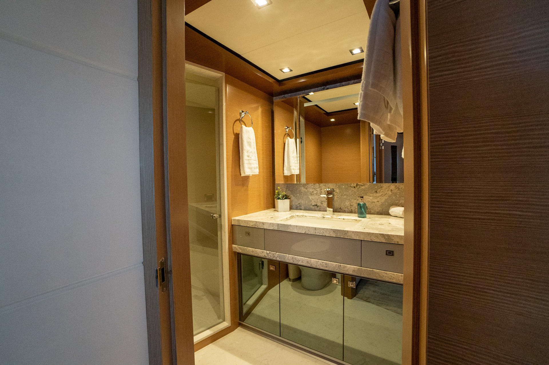 motor yacht charter Chillaxin bathroom