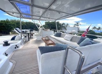 yacht charter Unwavering flybridge