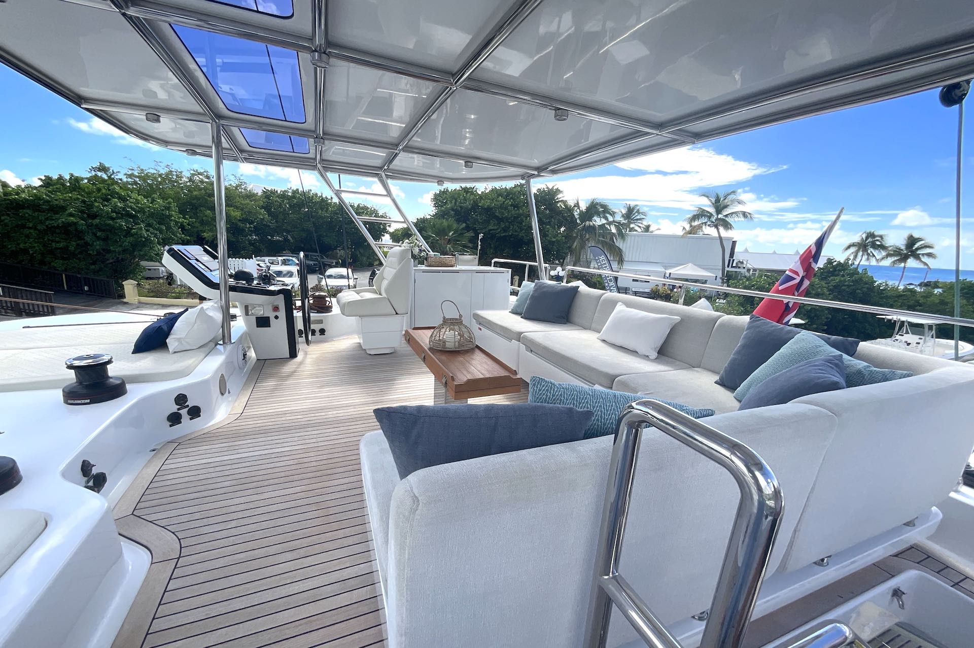 yacht charter Unwavering flybridge