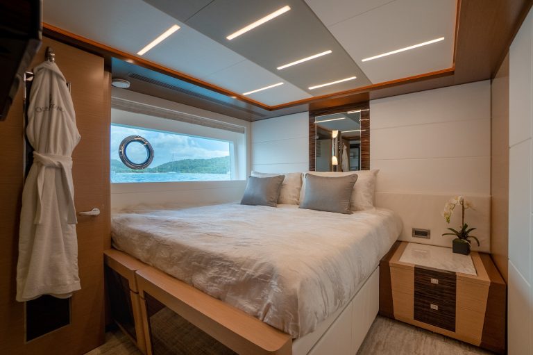 yacht charter Chillaxin guest cabin