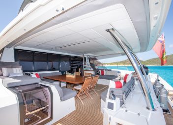 yacht charter Colibri aft deck