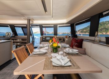 yacht charter Colibri dining