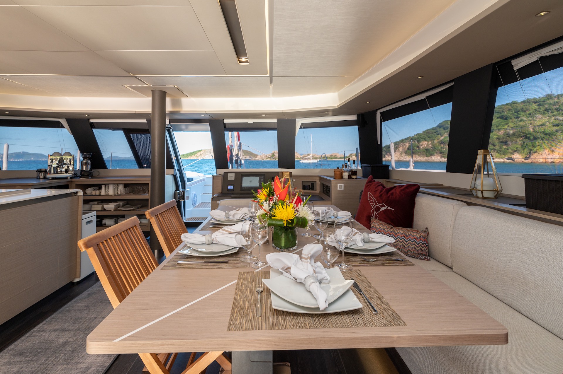 yacht charter Colibri dining