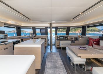 yacht charter Colibri saloon