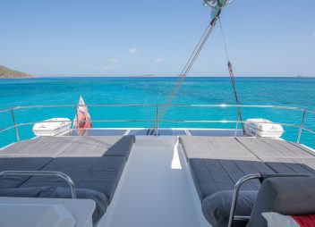 yacht charter Colibri sundeck
