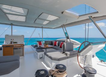 yacht charter flybridge Colibri