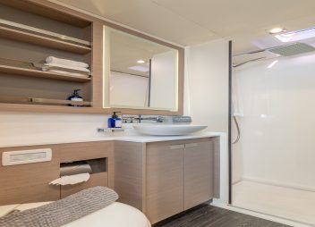 yacht charter guest bathroom Colibri