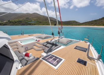 yacht charter jacuzzi Colibri