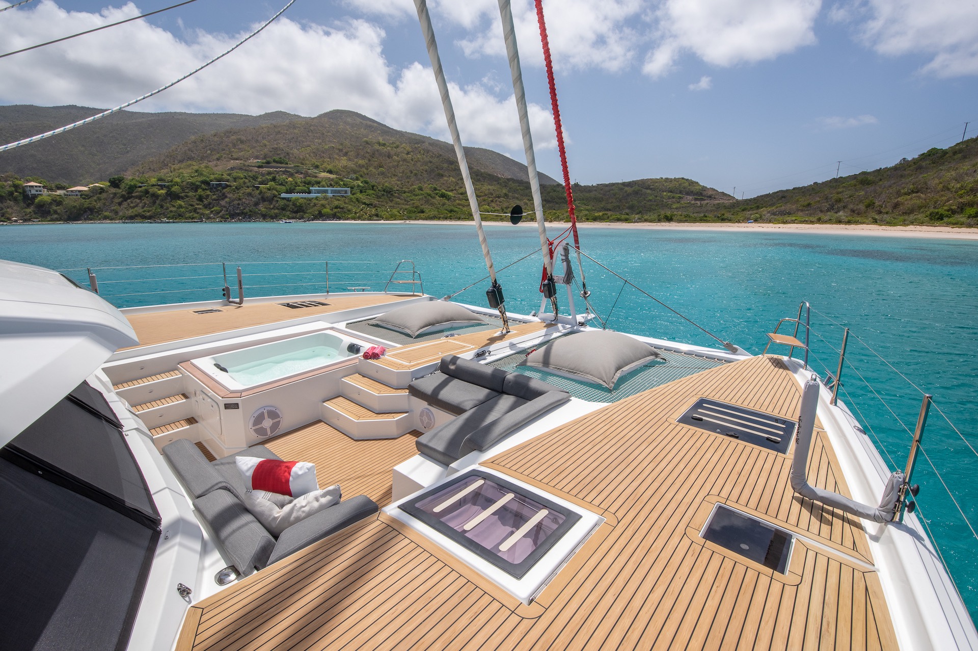 yacht charter jacuzzi Colibri