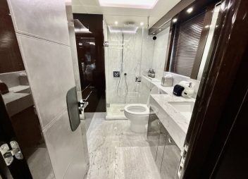 yacht charter Synergy bathroom