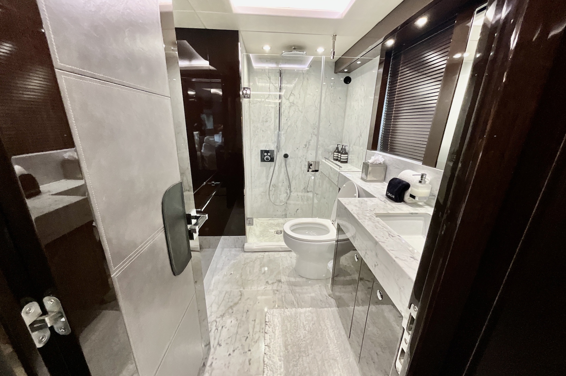 yacht charter Synergy bathroom