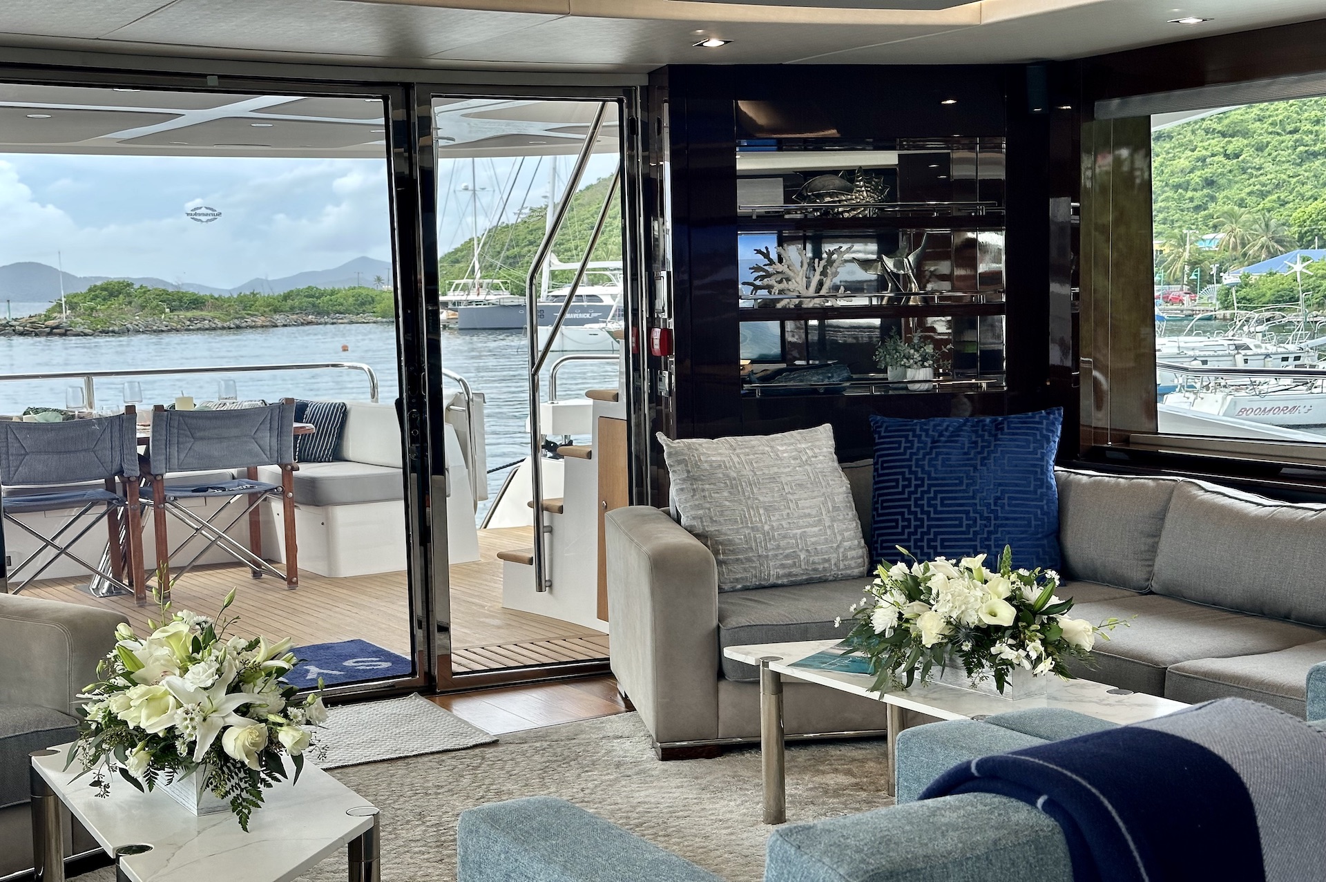 yacht charter Synergy living area