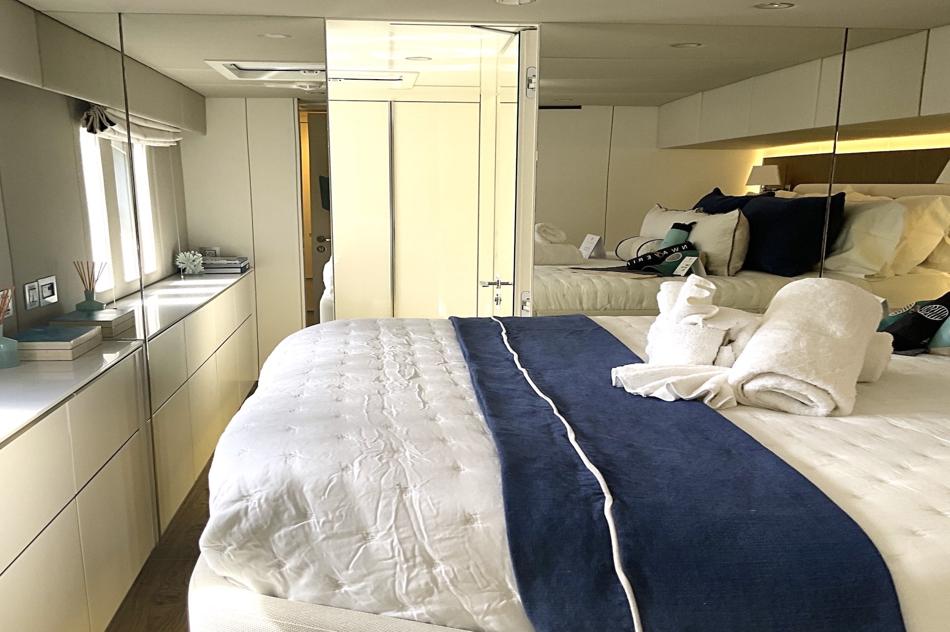 yacht charter Unwavering double cabin