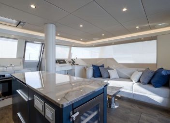 yacht charter Unwavering saloon