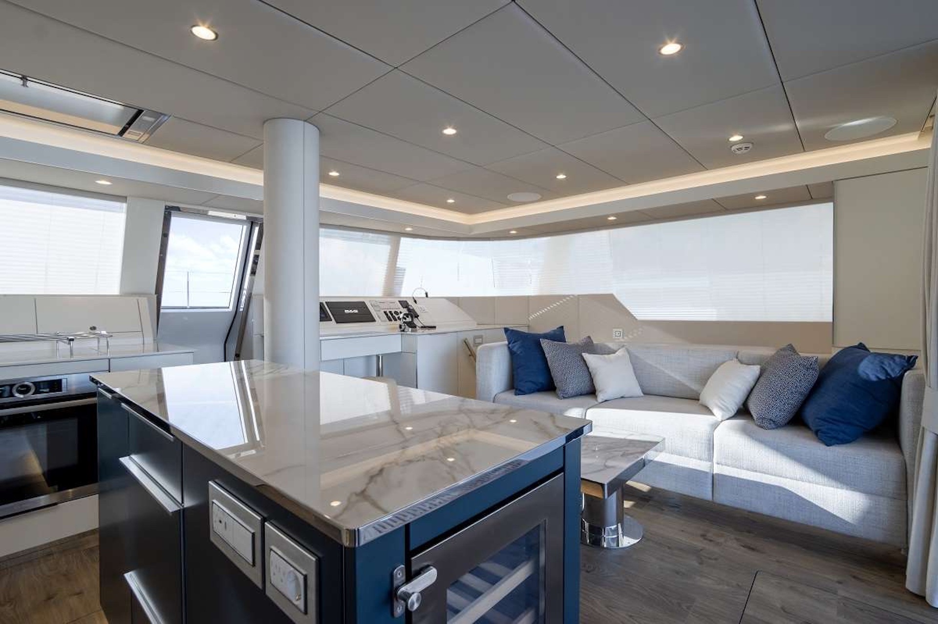 yacht charter Unwavering saloon