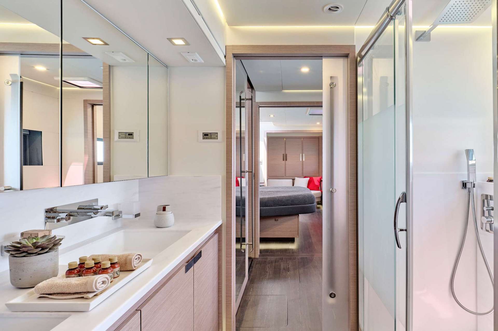 Master cabin - catamaran Alexandra II