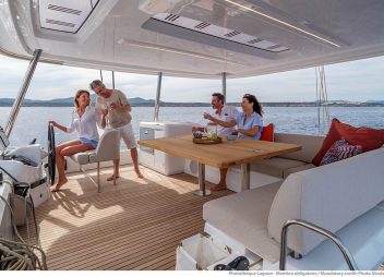 valinor yacht charter flybridge