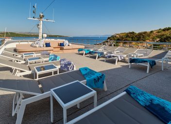 crewed yacht charter Lupus Mare sun deck