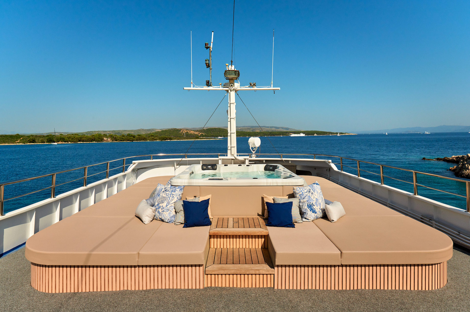 Croatian charter jacuzzi Lupus Mare