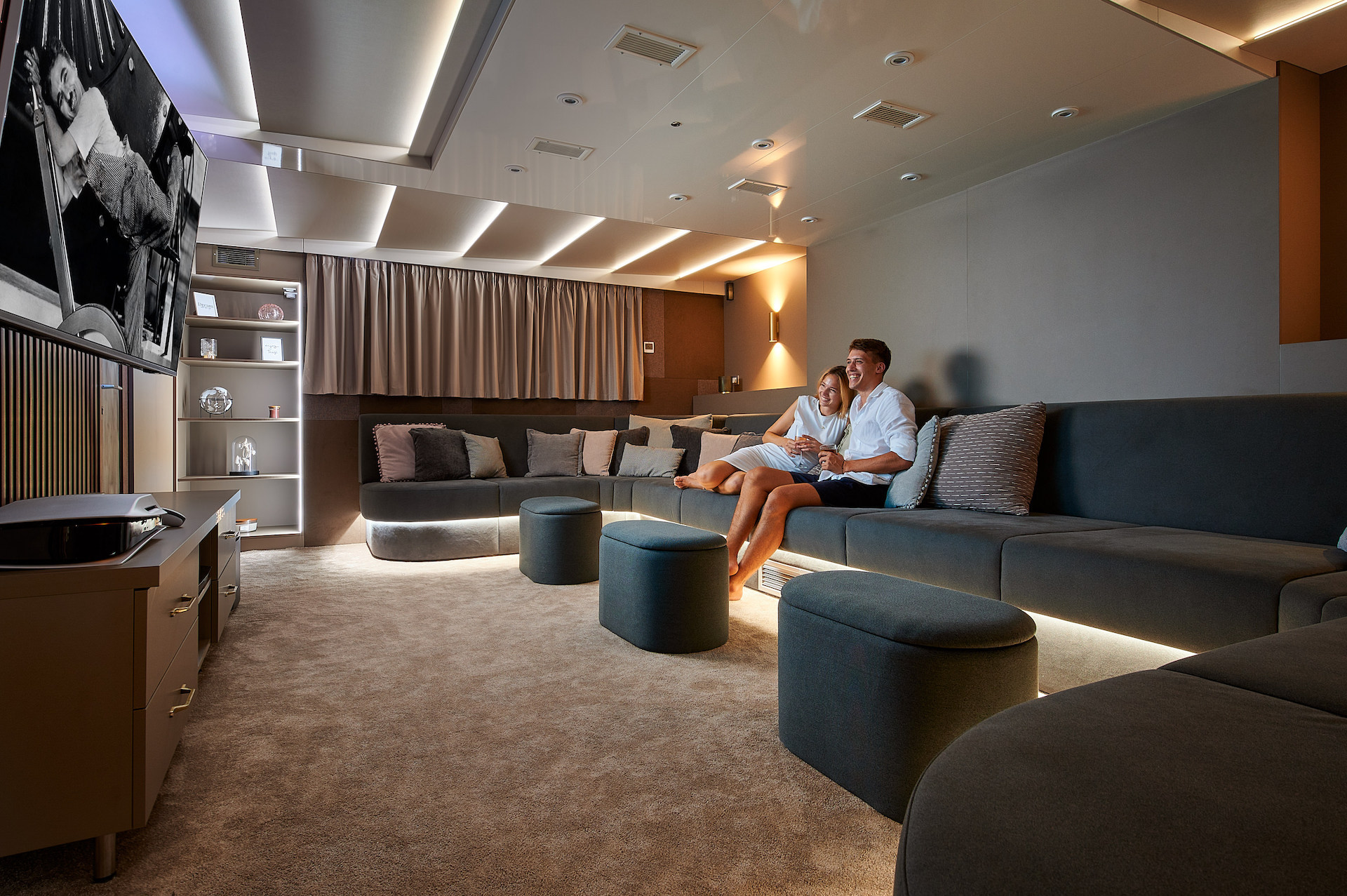 yacht charter Lupus Mare cinema